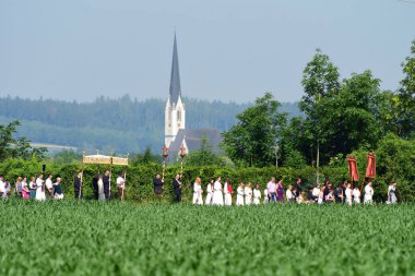 Corpus Christi alayı Rstorf, Schwanenstadt 'ta (Vcklabruck ilçesi, Yukarı Avusturya, Avusturya) -