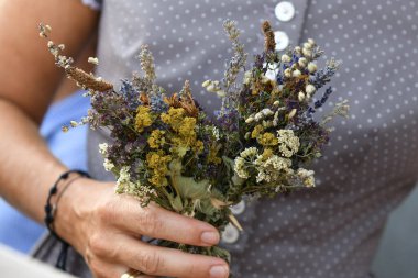 Bitkisel kutsama, Roma Katolik Kilisesi 'nin popüler çatlaklarından biridir. 15 Ağustos 'taki varsayım şöleninde bitkiler bir bukete bağlanır ve kiliseye getirilir..