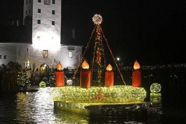 Gmunden 'deki Traunsee Gölü' ndeki Schlsseradvent Noel pazarı (Yukarı Avusturya, Avusturya) Avusturya 'nın en güzel pazarlarından biridir..