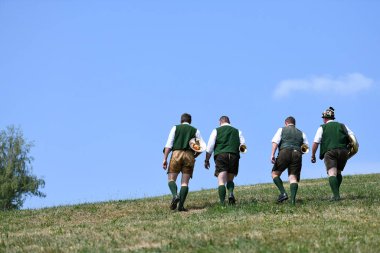 Salzkammergut 'ta geleneksel müzisyenler (Yukarı Avusturya, Avusturya)