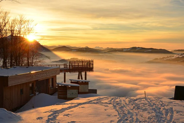 Zachód Słońca Chmurami Zimą Grnbergu Powiat Gmunden Górna Austria Austria — Zdjęcie stockowe