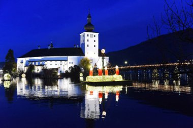 Gmunden 'deki Traunsee Gölü' ndeki Schloesseradvent Noel pazarı (Yukarı Avusturya, Avusturya) Avusturya 'nın en güzel pazarlarından biridir..