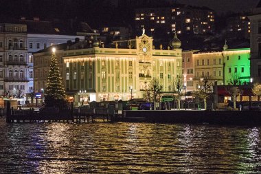 Her yıl Noel zamanı, Gmunden 'deki (Yukarı Avusturya, Avusturya) belediye binası parlak renklerle aydınlanır..