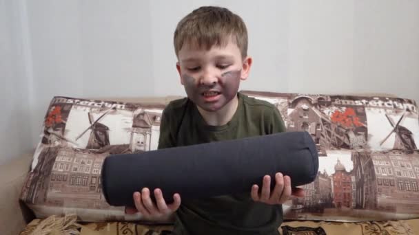 Le garçon prend un oreiller lourd pour la forme physique. Sur le visage des émotions — Video