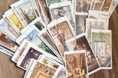 İskambil destesi 78 kapılı Tarot Korichnevom arkaplanının üstü