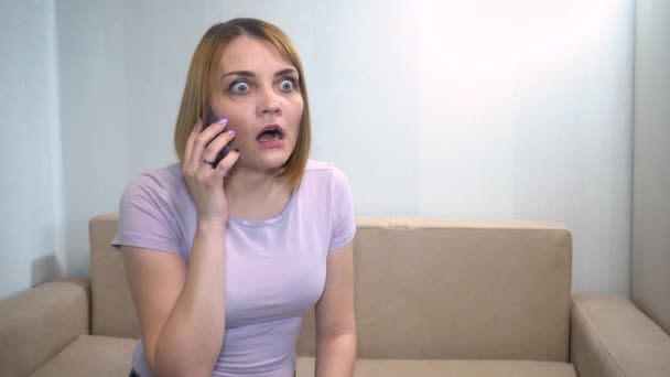 Menina falando ao telefone, ela ficou surpreso, grita, jura — Vídeo de Stock