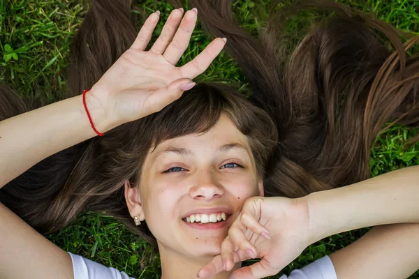 Chica Acuesta Con Pelo Extendido Brazos Extendidos Hierba Sonriendo — Foto de Stock