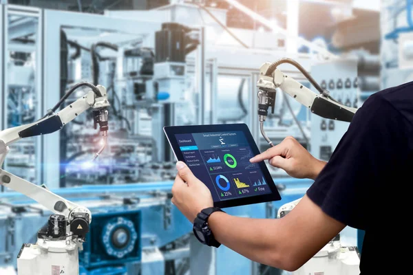 Smart Industri Kontroll Koncept Händer Håller Tablett Suddig Automationsmaskin Som — Stockfoto