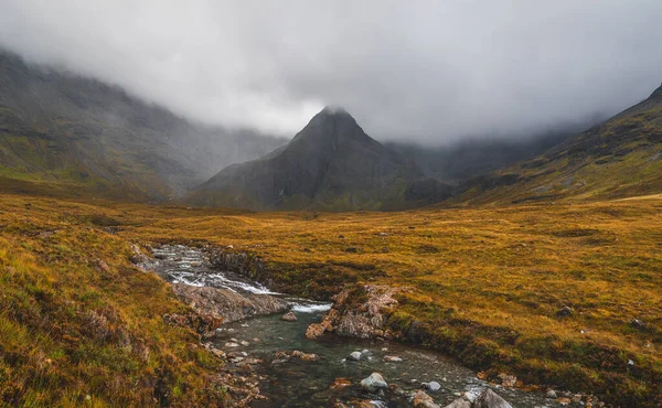 İskoç manzara bulutlu doğa çekimi