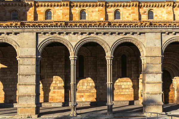 Avila 'daki İspanyol kilisesinde kemerler