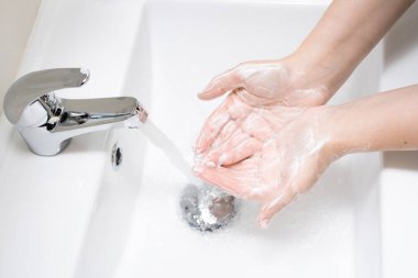 Kadın kadın eli kapıyı açıyor.