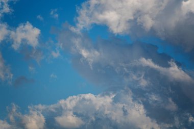 Bulutlar yazın telelenlerle çekiliyor.