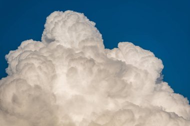 Bulutlar yazın telelenlerle çekiliyor.