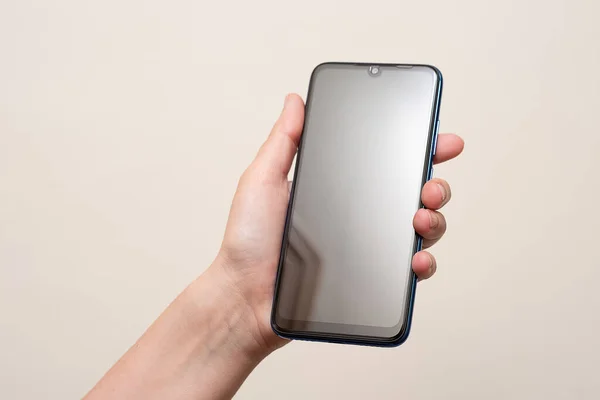 İç mekanda cep telefonu tutan bir kadın.