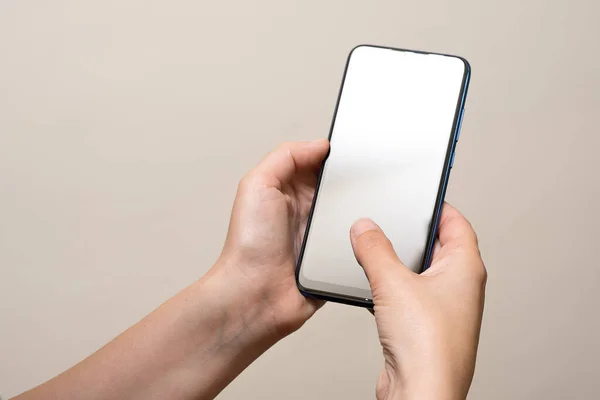 İç mekanda cep telefonu tutan bir kadın.