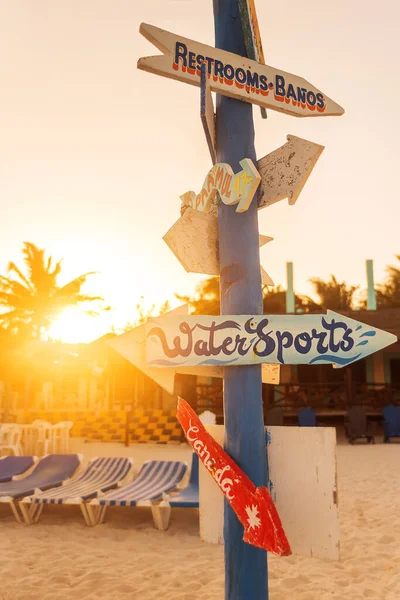 Karayip Denizi Meksika 'da işaret levhası