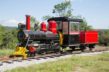 Doğal bir parkta sergilenen eski bir koleksiyon treni