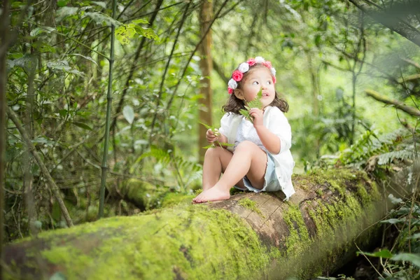 Meisje Zit Een Stam Het Midden Van Een Groot Groen — Stockfoto