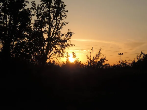 Dokonalá Scéna Západu Slunce Slunce Pohybuje Hlubin Vytváří Žlutou Oranžovou — Stock fotografie
