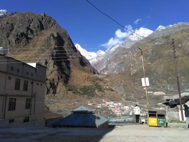 Nihayet en yakın köyde kar tabakası olan güzel bir dağ manzarası. Burası Uttrakhand, Hindistan 'da Shri Badrinath Tapınağı yolunda.