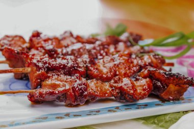 Filipin usulü tatlı domuz barbeküsü çubukta