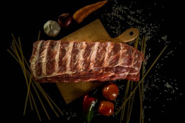 Pişmemiş domuz pirzolası.