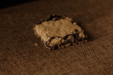 Bir parça kare çikolatalı cümbüş barı.