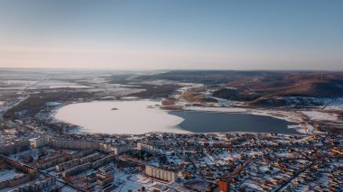 Şehrin yakınındaki su deposu erimeye başlıyor.