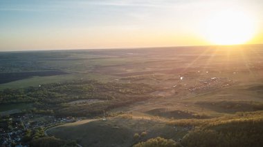 Gün batımında köy manzarası