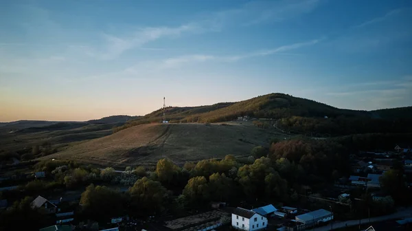 夕阳西下 群山映衬着蓝天 — 图库照片