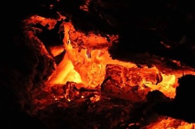 Yangından çıkan turuncu közler.