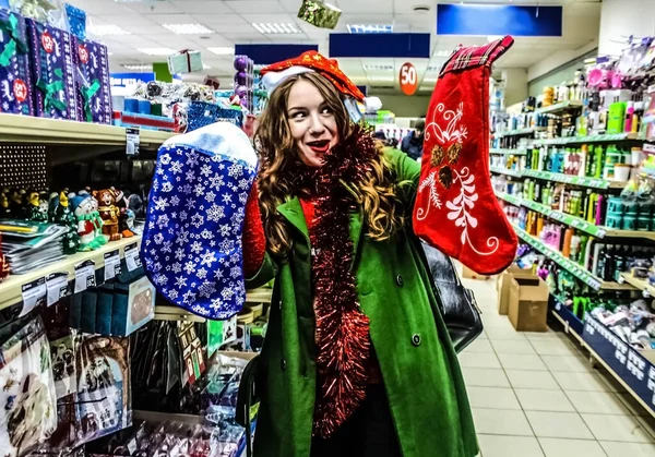Uma Menina Compra Presentes Para Natal Fotos De Bancos De Imagens Sem Royalties