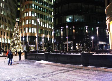 Ofis binalarıyla karla kaplı meydan