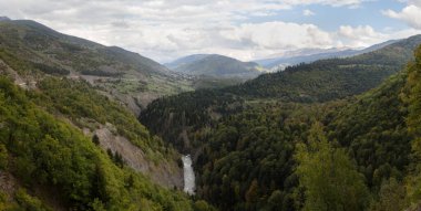  Mestia yakınlarındaki derin vadi, Yukarı Svaneti, Georgia 'daki küçük bir dağ kasabası.
