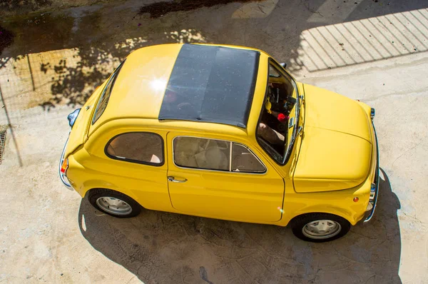 Маленький Желтый Классический Автомобиль Люком Солнечный День — стоковое фото