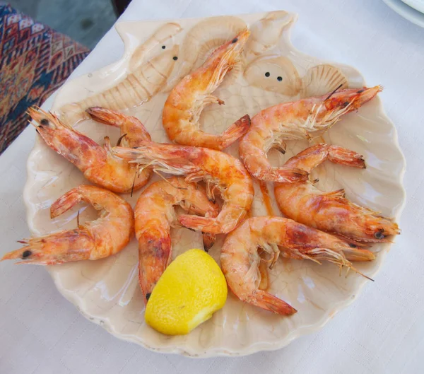 Crevettes Fraîches Grillées Citron Servies Dans Une Assiette — Photo