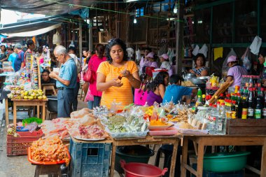 Iquitos, Peru 17.12.2012, Güney Amerika, Iquitos 'taki balık pazarı (Nauta, Belem), Amazonia' nın büyük şehri.