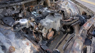 Terk edilmiş araba.