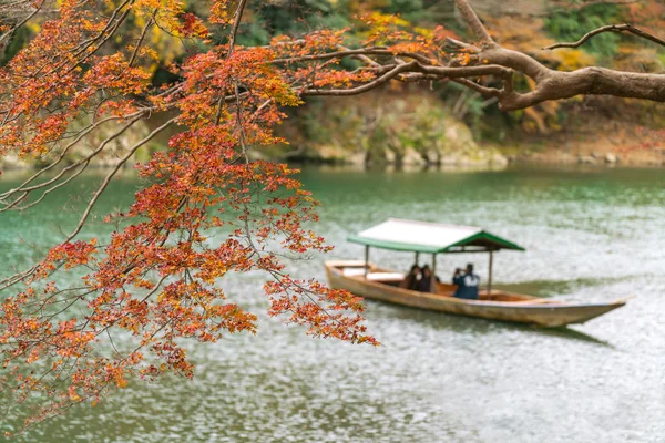 Sonbahar turuncu ve kırmızı, tekneler içinde belgili tanımlık geçmiş odak dışı