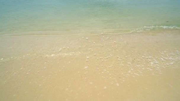 Вода катится по белому пляжу 4K — стоковое видео