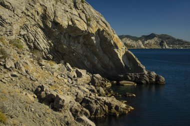 Denizde kayalar ve taşlar