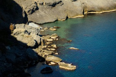 Temiz suyu olan vahşi ve boş bir taş liman.