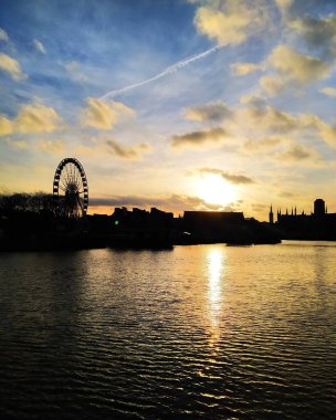 Gdansk 'ta günbatımı. Kanaldan görüntüle.