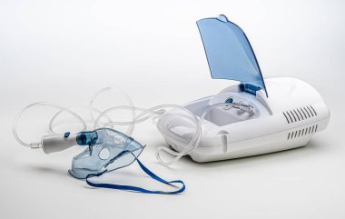 Beyaz arkaplanda nebulizör tıbbi aygıtı