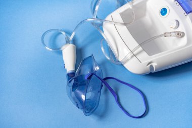 Mavi arka planda nebulizör tıbbi aygıtı
