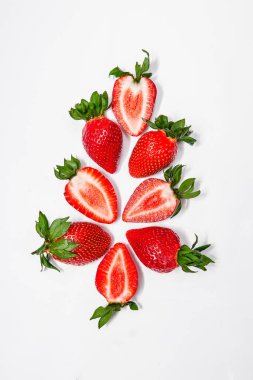 Beyaz arka planda izole edilmiş taze organik çilek.