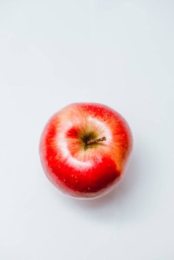 Olgun kırmızı noktalar ve kahverengi kuyruk elması beyaz arka planda izole edilmiş.