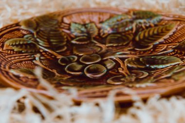 Saman arka planında desenler olan klasik bir plaka