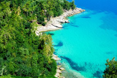 Dağlar ve ormanlarla süslenmiş güzel mavi deniz