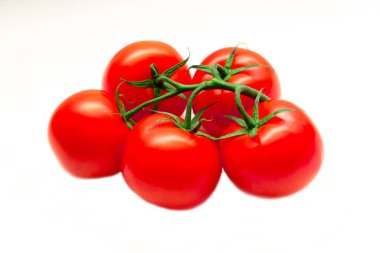 Beyaz arka planda izole edilmiş taze kırmızı domatesler